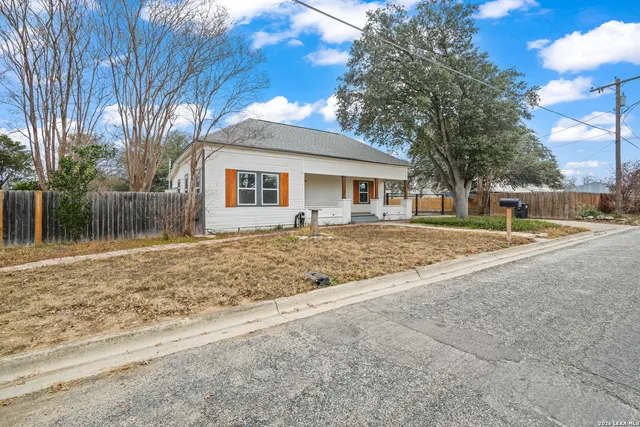 $1,800 | 1301 Ave K, Hondo, TX 78861