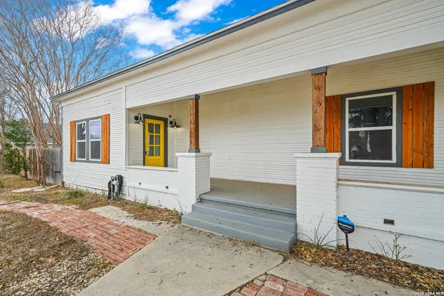 $1,800 | 1301 Ave K, Hondo, TX 78861