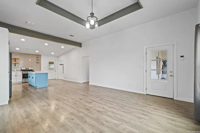 $1,800 | 1301 Ave K, Hondo, TX 78861