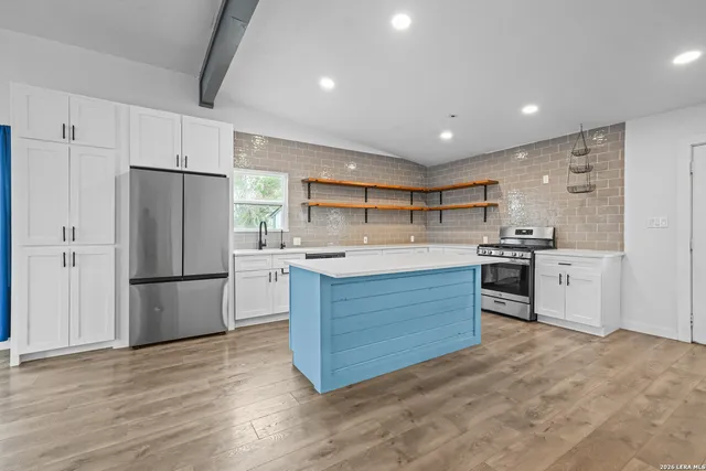 $1,800 | 1301 Ave K, Hondo, TX 78861