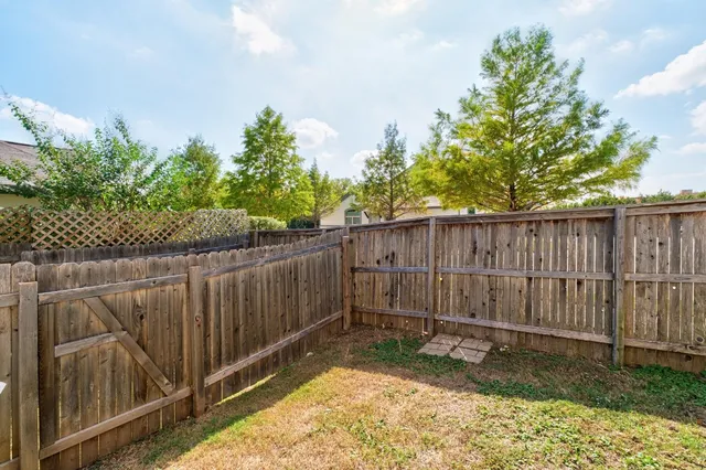a picture of a book shelf