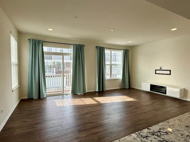 $3,100 | 4411 Monroe Court, Naperville, IL 60564