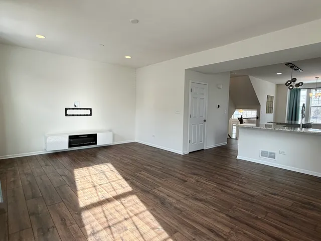 $3,100 | 4411 Monroe Court, Naperville, IL 60564