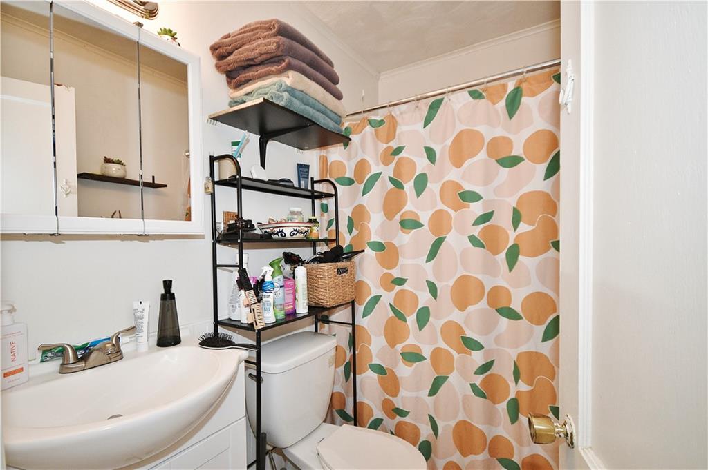 569 Loretto Road Pittsburgh, PA 15217 - Photo 11 of 18 a bathroom with a sink and a mirror