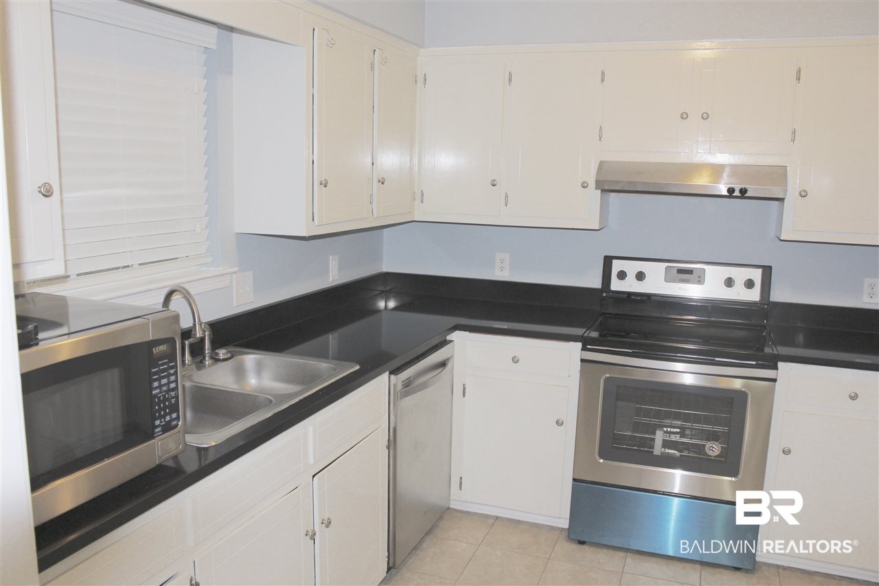 5933 Windham Court Mobile, AL 36608 - Photo 16 of 21 NEW STAINLESS RANGE AND GRANITE COUNTERS
