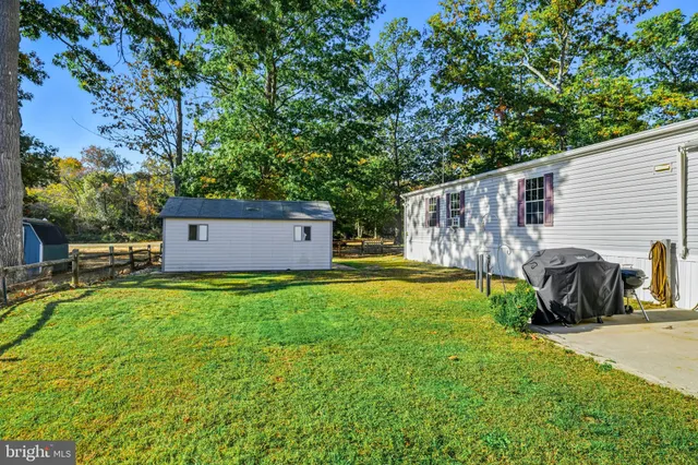 a view of back yard of the house