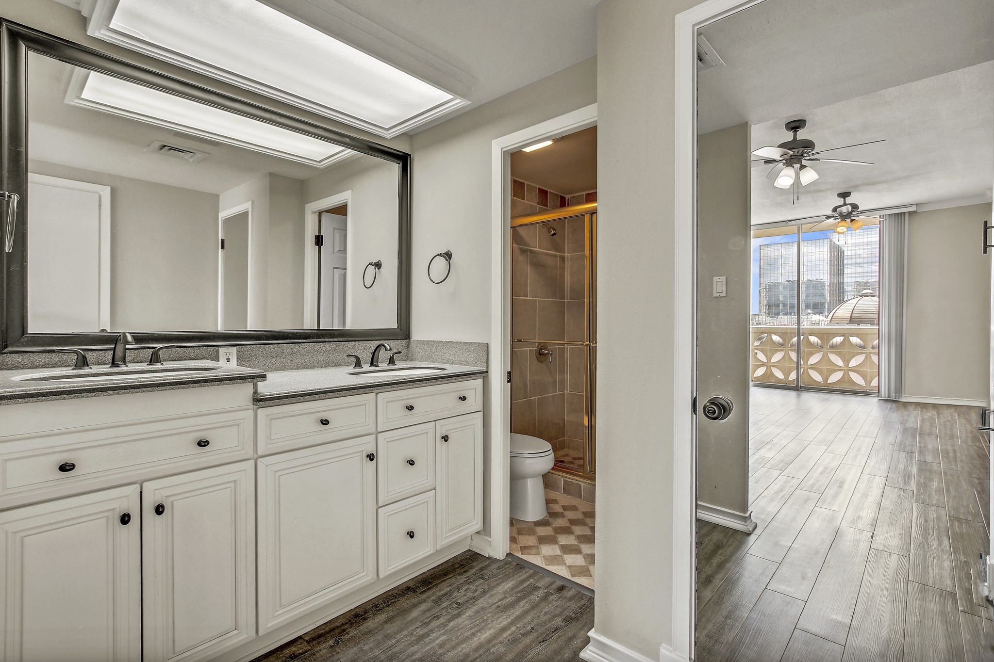 1801 Lavaca Street, Unit 5F Austin, TX 78701 - Photo 18 of 37 Ensuite bathroom