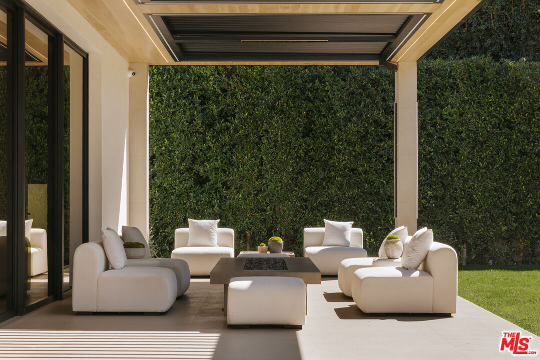 219 Homewood Road Los Angeles, CA 90049 - Photo 26 of 40 a patio view with patio