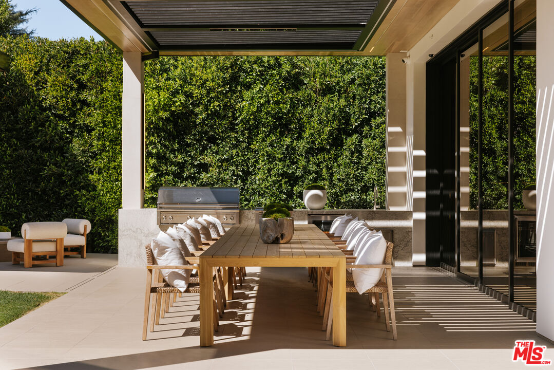 219 Homewood Road Los Angeles, CA 90049 - Photo 29 of 40 a view of outdoor space yard and patio