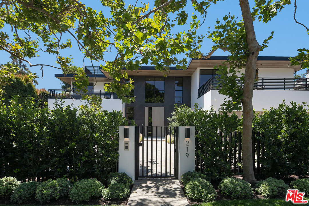 219 Homewood Road Los Angeles, CA 90049 - Photo 3 of 40 a front view of a house with a tree