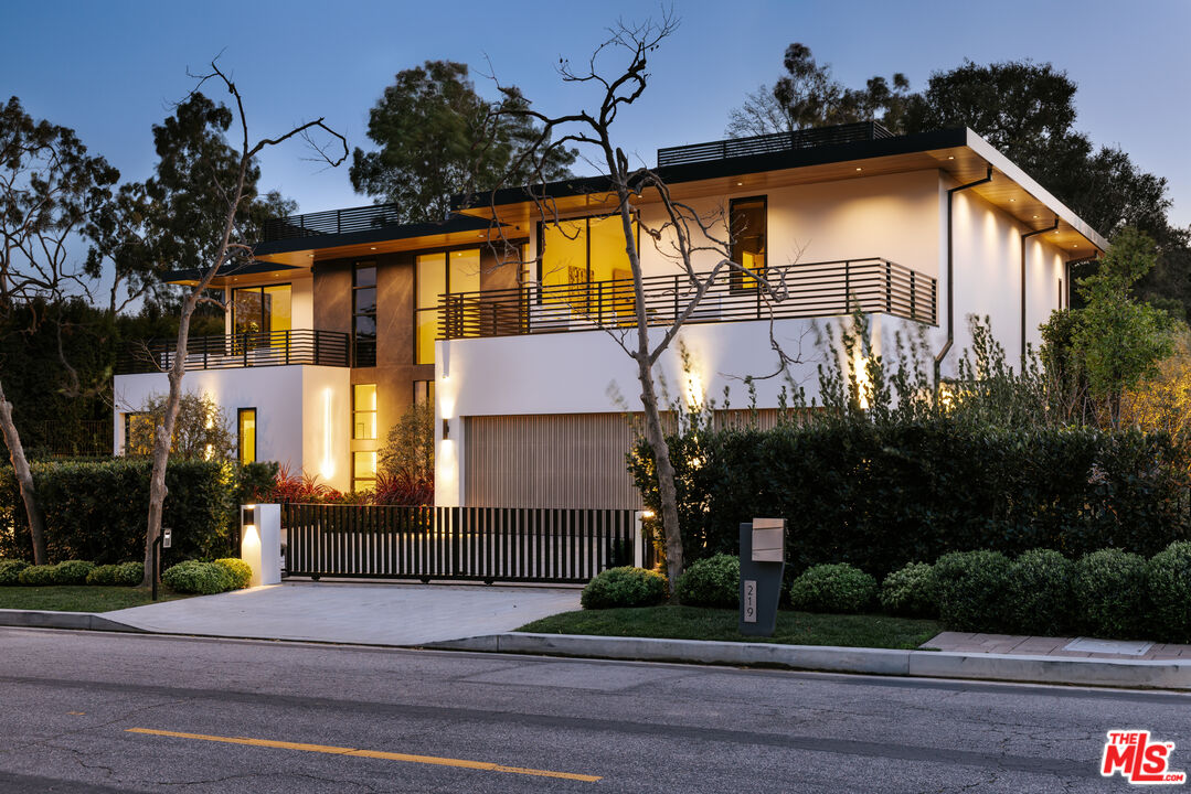 219 Homewood Road Los Angeles, CA 90049 - Photo 38 of 40 a front view of a house