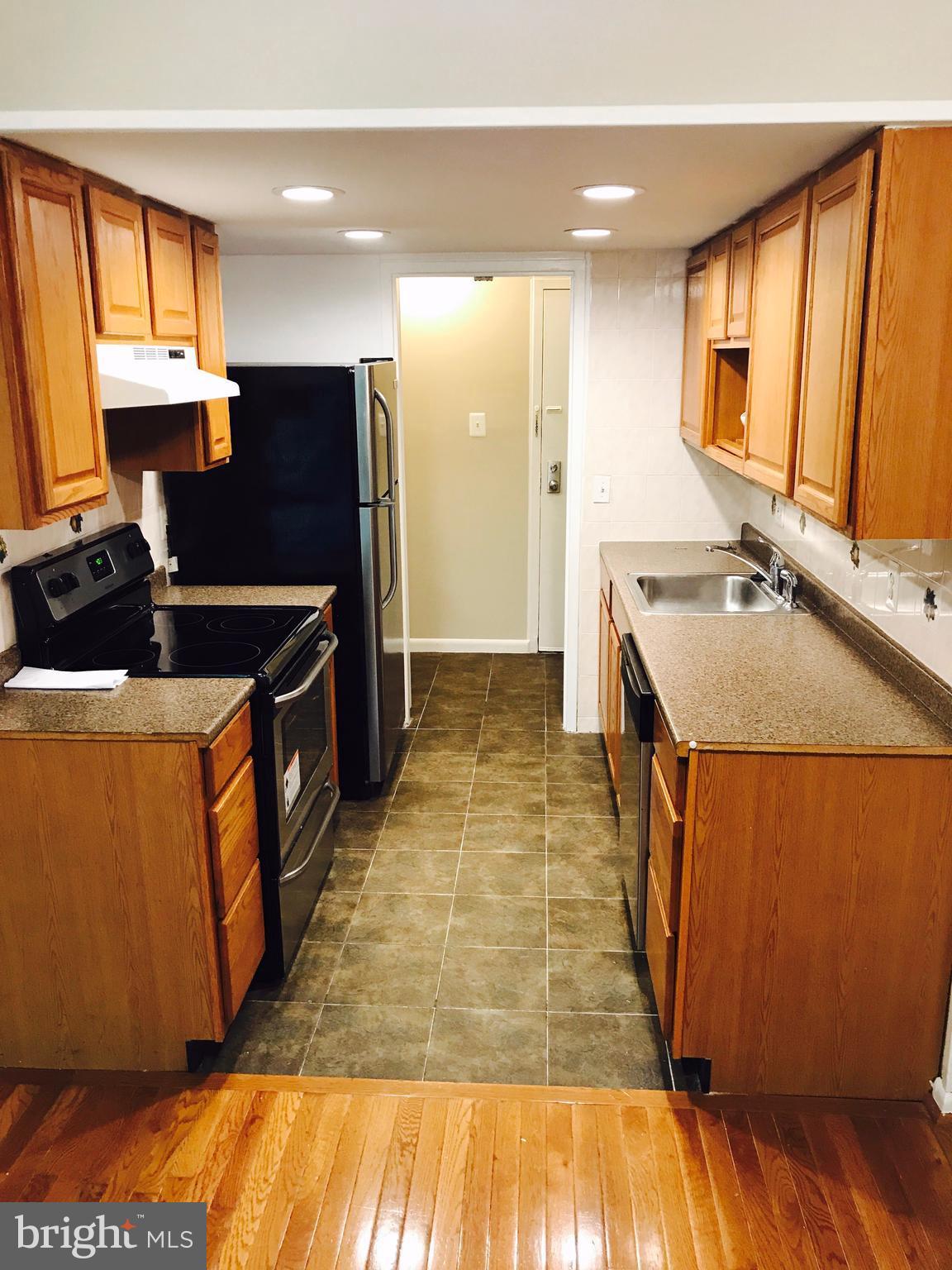11654 Stoneview Square, Unit 22C Reston, VA 20191 - Photo 4 of 30 Kitchen..