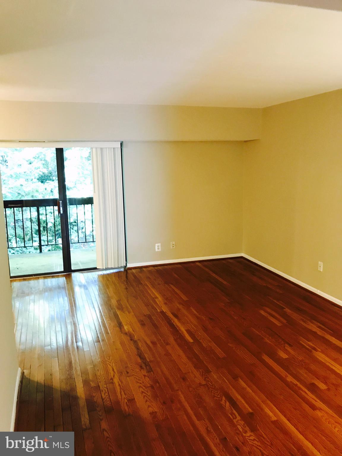 11654 Stoneview Square, Unit 22C Reston, VA 20191 - Photo 8 of 30 Living Room.
