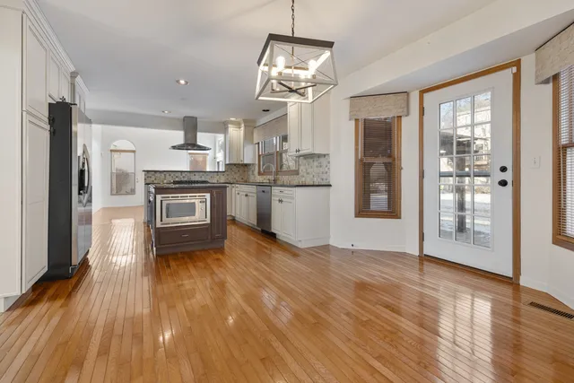 $699,900 | 5260 Sawhorse Drive, Hoffman Estates, IL 60192