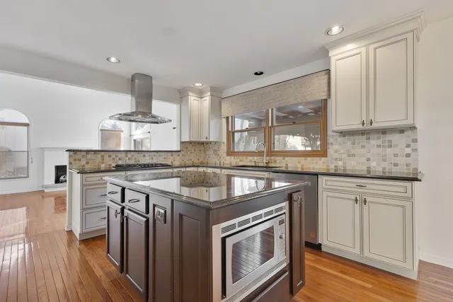 $699,900 | 5260 Sawhorse Drive, Hoffman Estates, IL 60192