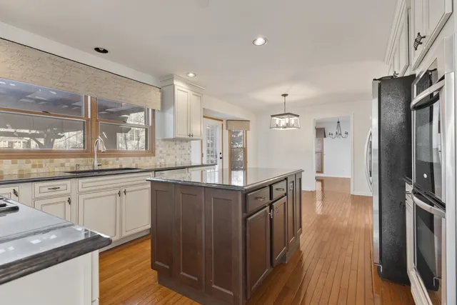 $699,900 | 5260 Sawhorse Drive, Hoffman Estates, IL 60192