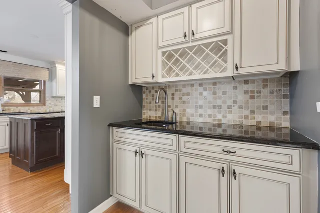 $699,900 | 5260 Sawhorse Drive, Hoffman Estates, IL 60192