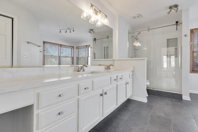 $699,900 | 5260 Sawhorse Drive, Hoffman Estates, IL 60192