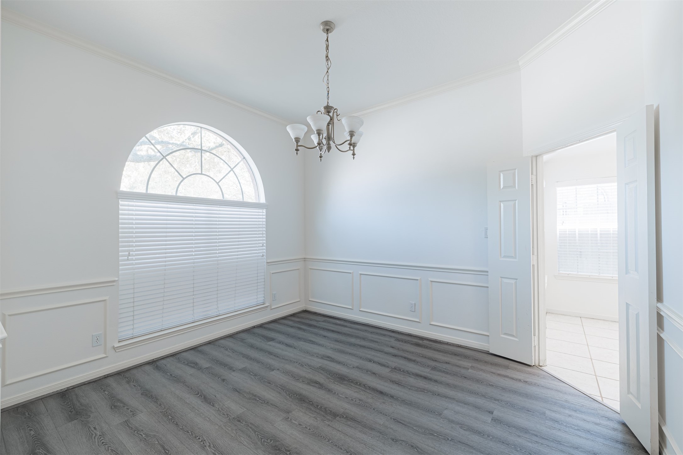 15022 Sapling Oak Court Houston, TX 77082 - Photo 6 of 32 an empty room with wooden floor cabinet and windows