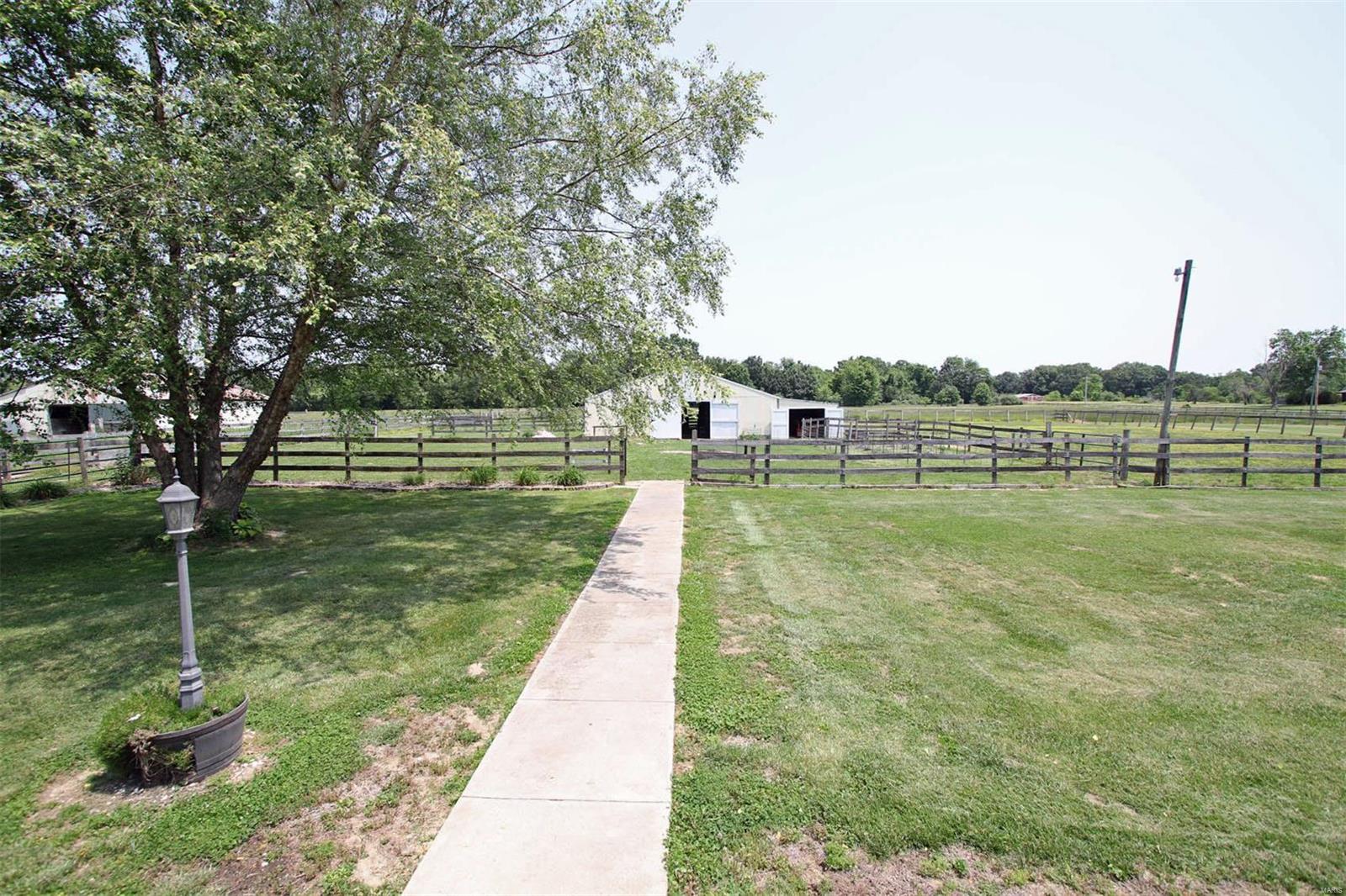 8148 Wolf Road Alton, IL 62002 - Photo 11 of 77
