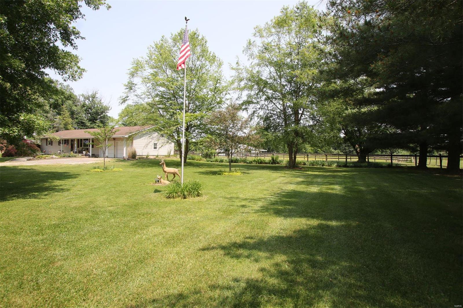 8148 Wolf Road Alton, IL 62002 - Photo 3 of 77