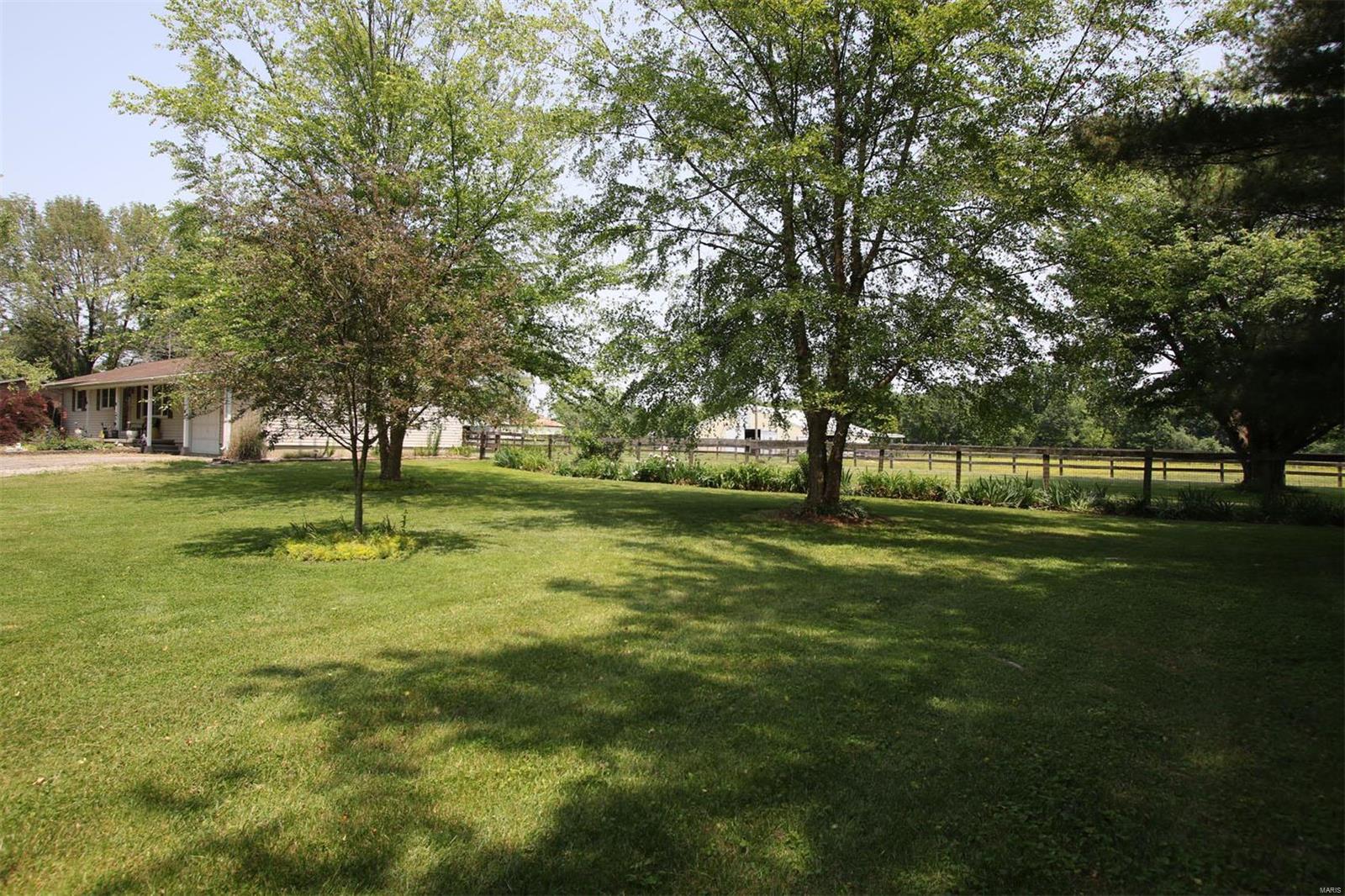 8148 Wolf Road Alton, IL 62002 - Photo 4 of 77