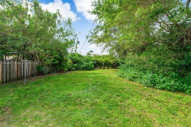 a view of a house with backyard and garden