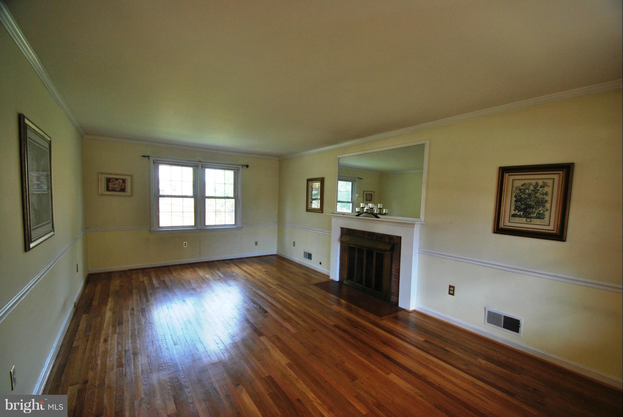 6806 Houndmaster Road Springfield, VA 22152 - Photo 11 of 27 Living Room