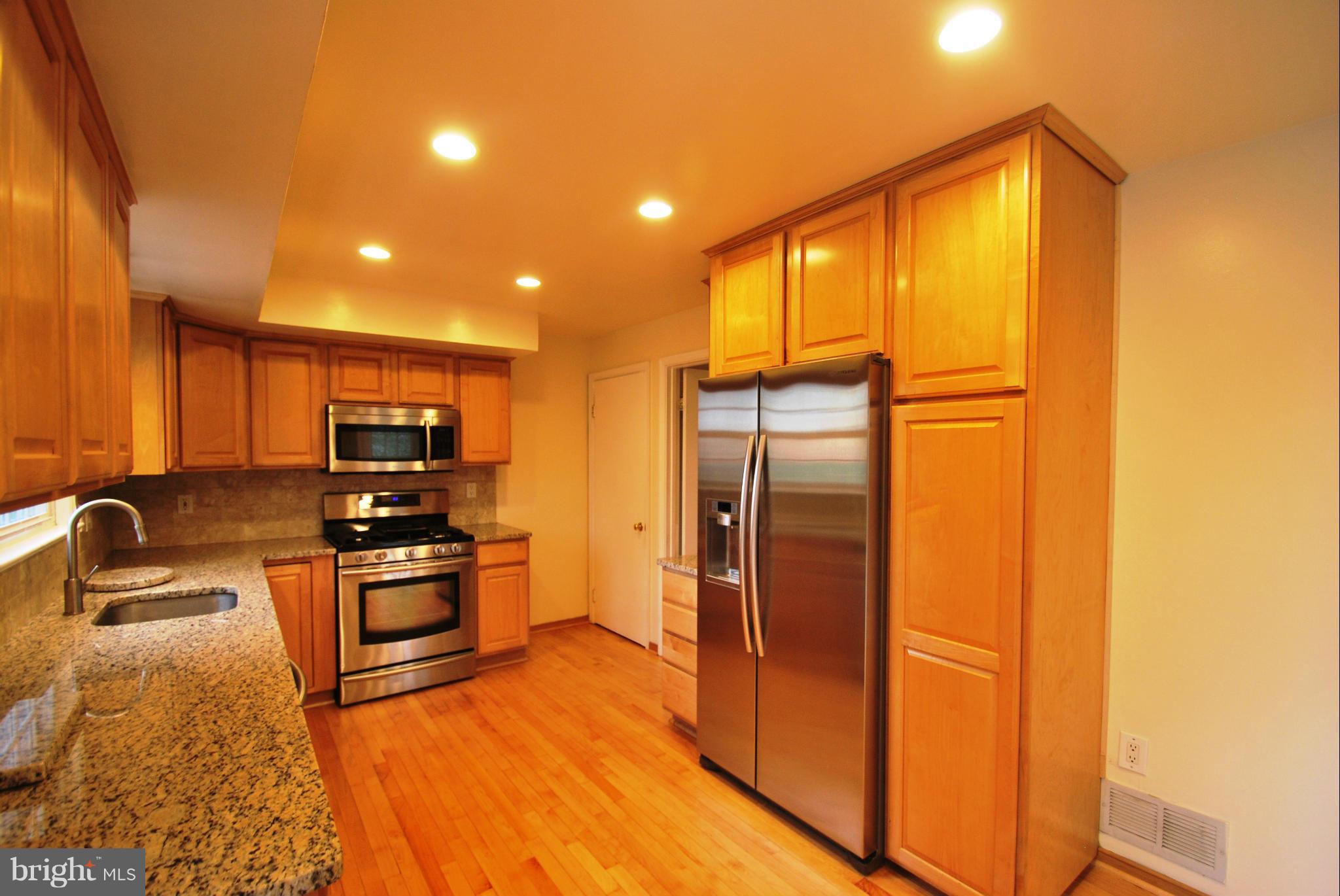 6806 Houndmaster Road Springfield, VA 22152 - Photo 7 of 27 Kitchen