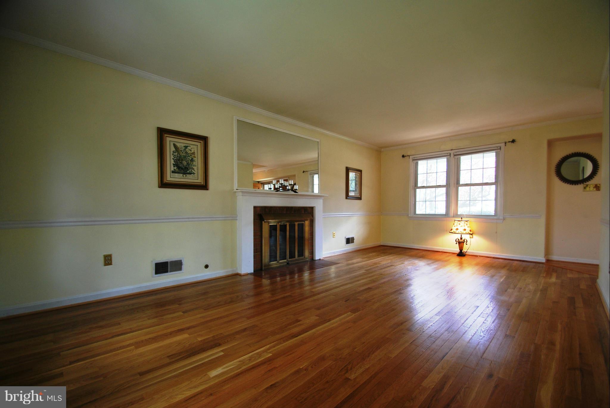 6806 Houndmaster Road Springfield, VA 22152 - Photo 10 of 27 Living Room