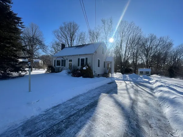 a view of a yard with a house