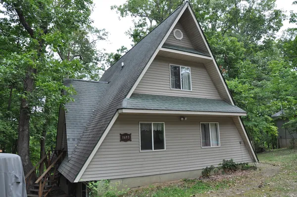 a view of a house with a yard