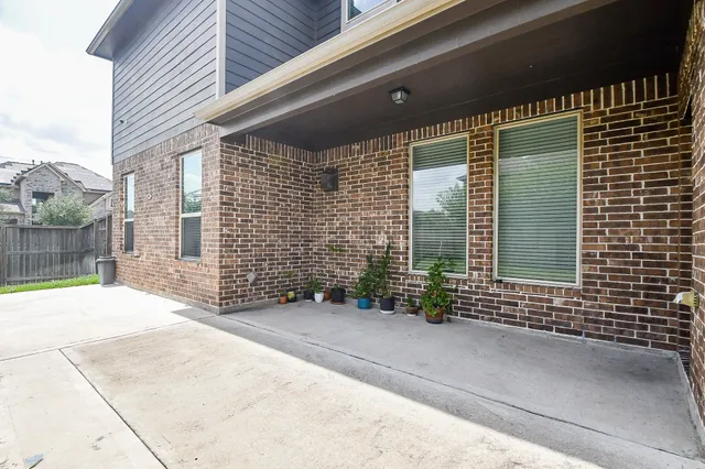 a view of a house with backyard and a garden