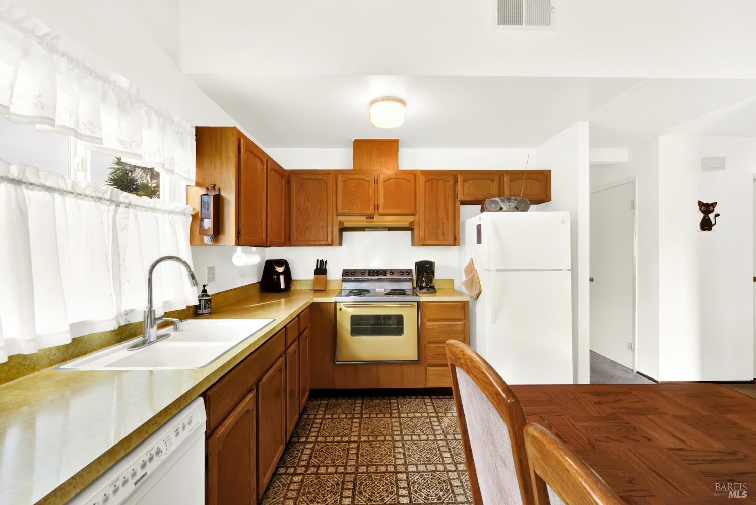 909 Seascape Circle Rodeo, CA 94572 - Photo 16 of 44