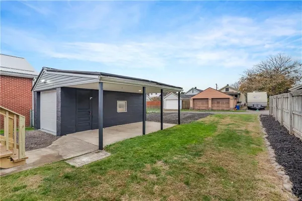 a view of backyard of the house