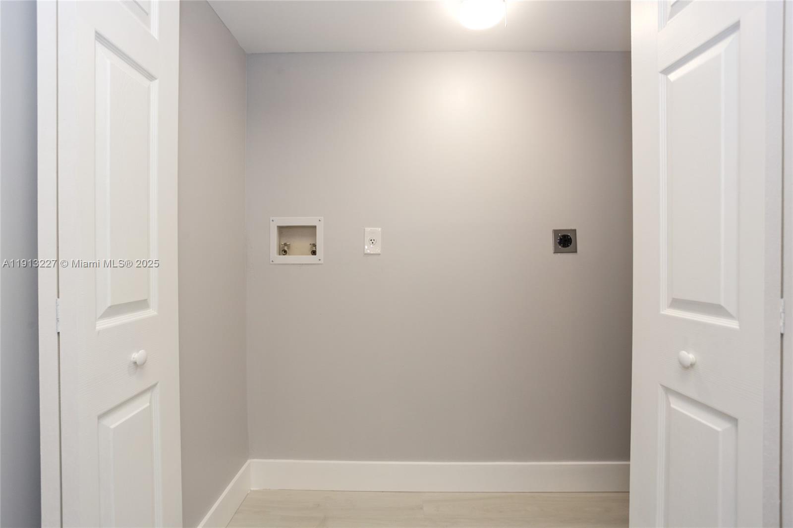 1350 Southeast 3rd Avenue, Unit 404 Dania Beach, FL 33004 - Photo 9 of 26 a bathroom with a bathtub