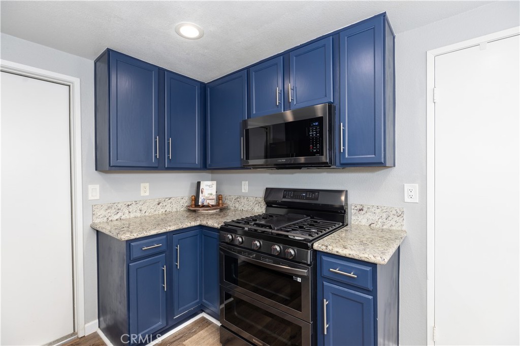39640 Rustic Glen Drive Temecula, CA 92591 - Photo 10 of 25 Stove & Microwave Detail