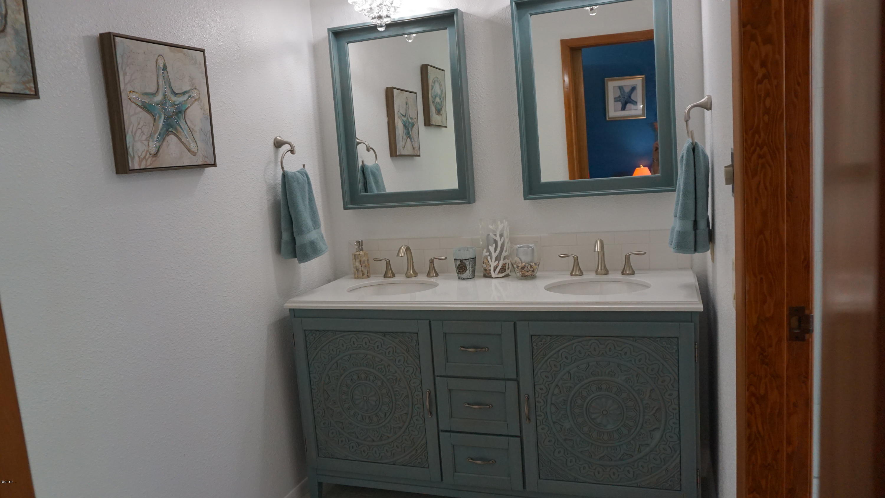 80 Reeves Circle Yachats, OR 97498 - Photo 13 of 30 Master Bath