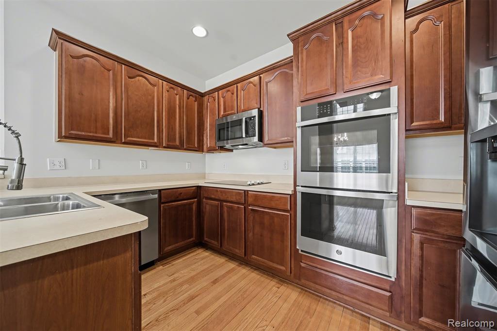 638 West Bluff Court, Unit 31 Rochester Hills, MI 48307 - Photo 9 of 49