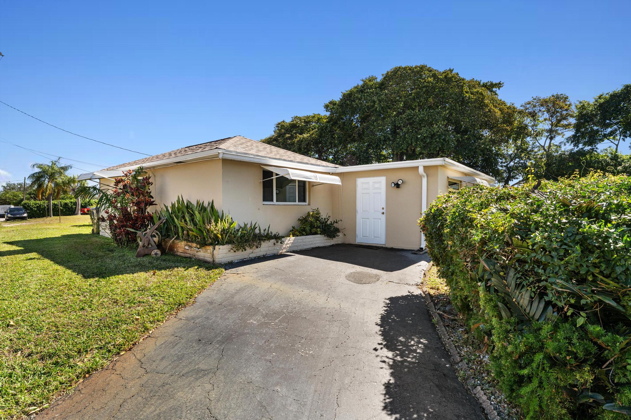 1812 High Ridge Road Lake Worth, FL 33461 - Photo 3 of 43 Side Yard