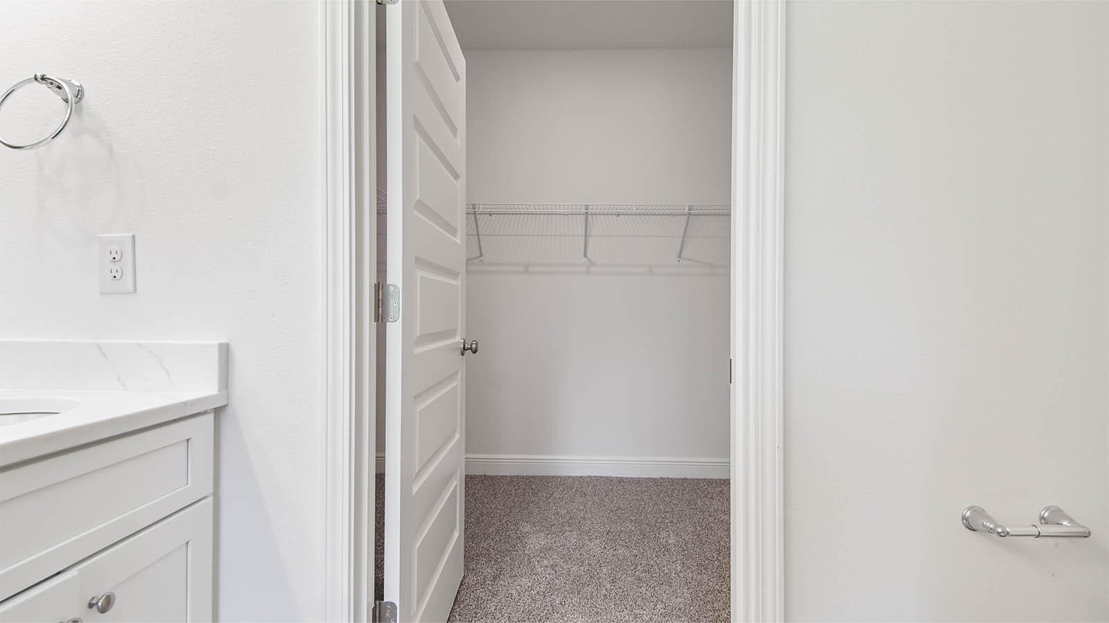 30 Foxtrail Run Freeport, FL 32439 - Photo 23 of 30 a view of closet