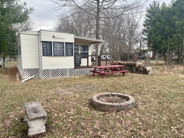 a view of a house with backyard
