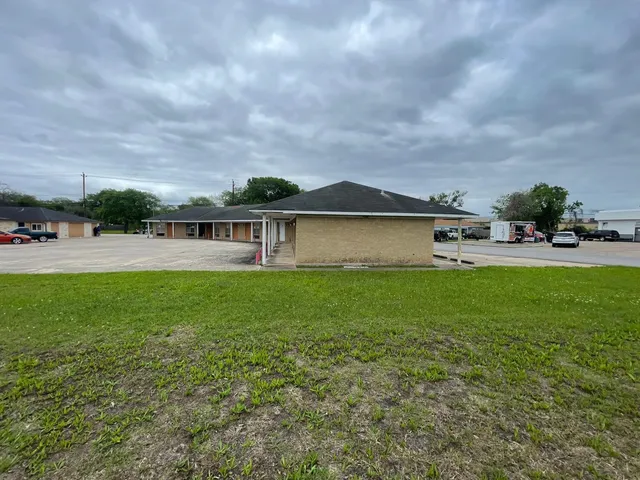 a view of a house with a big yard