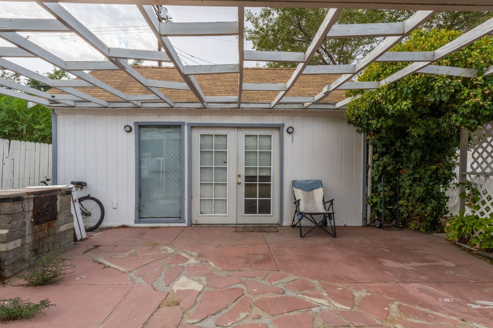 211 South Washington Street Lone Pine, CA 93545 - Photo 19 of 25 a view of a chair and table in the room