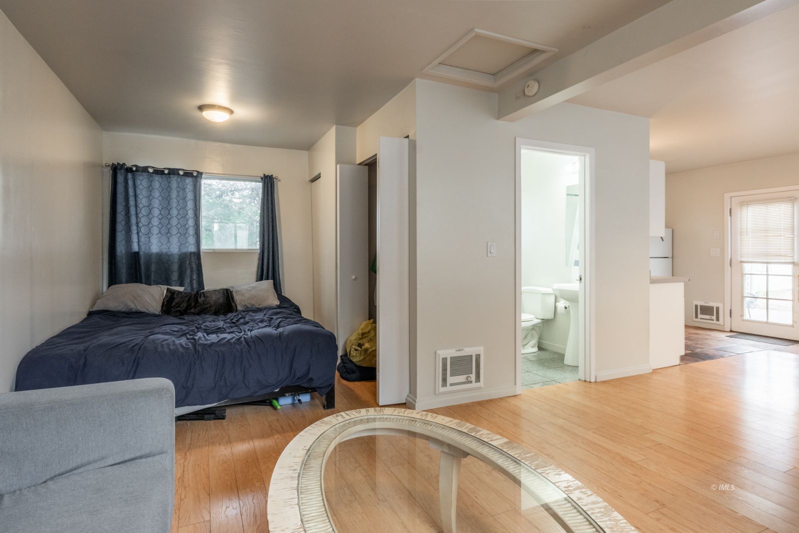 211 South Washington Street Lone Pine, CA 93545 - Photo 23 of 25 a spacious bedroom with a bed a couch and a window