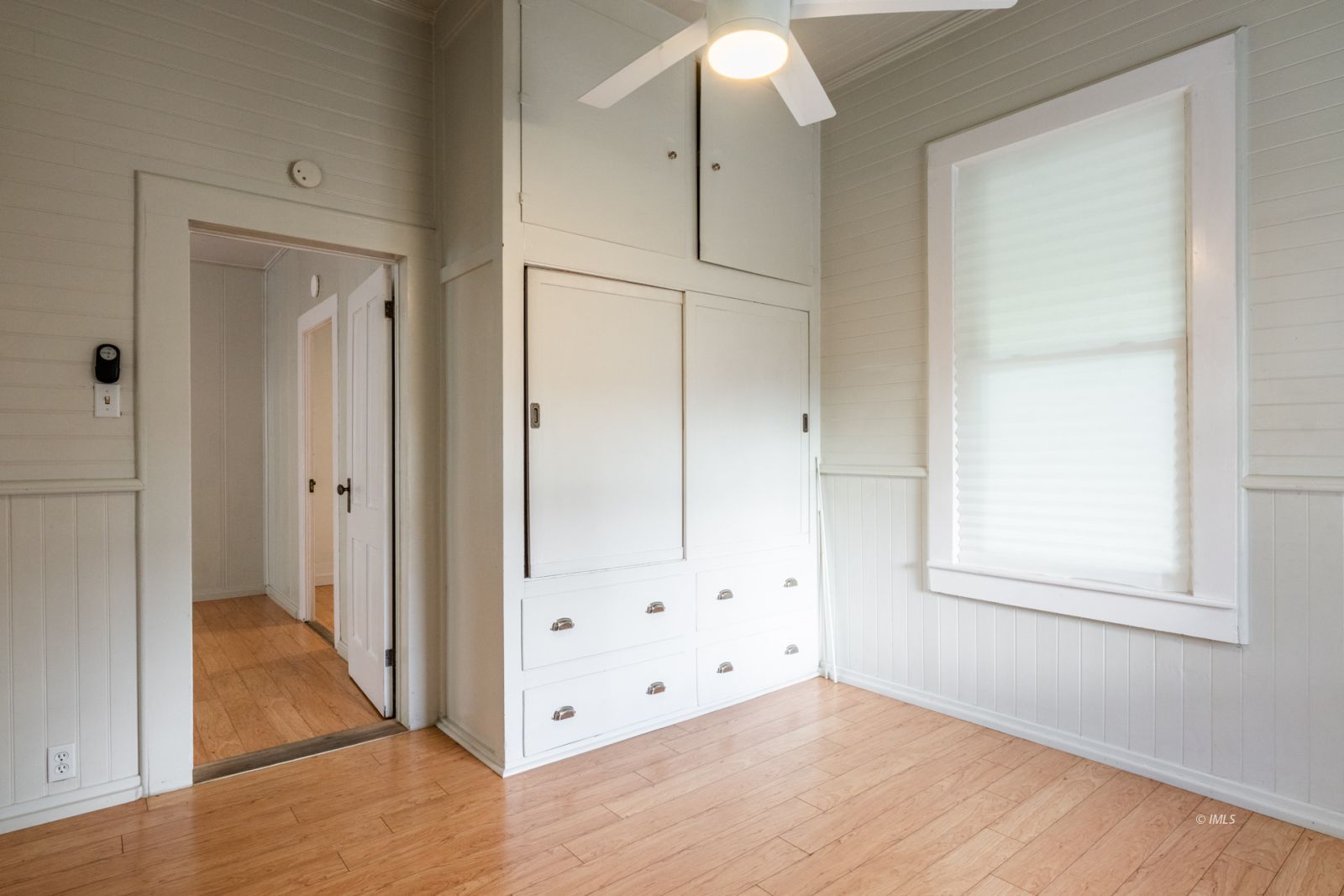 211 South Washington Street Lone Pine, CA 93545 - Photo 5 of 25 an empty room with mirror and wooden floor