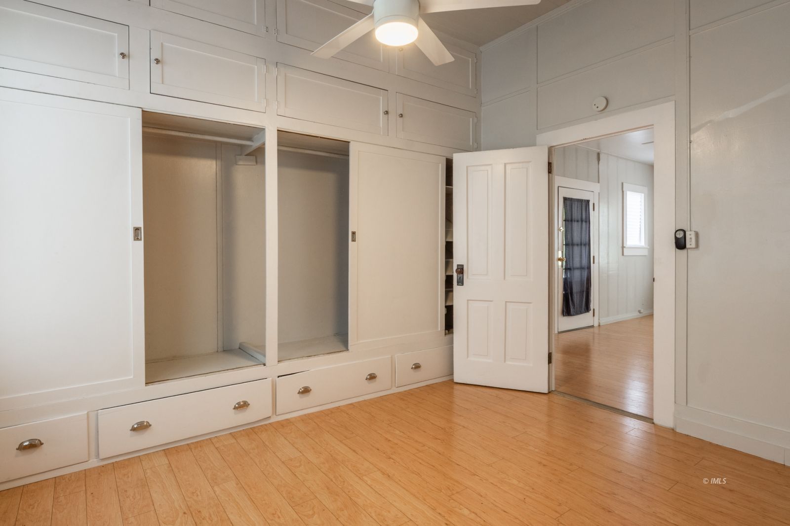 211 South Washington Street Lone Pine, CA 93545 - Photo 7 of 25 a view of an empty room