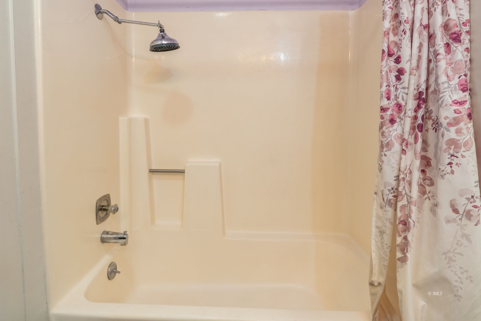 211 South Washington Street Lone Pine, CA 93545 - Photo 9 of 25 a bathroom with a bathtub