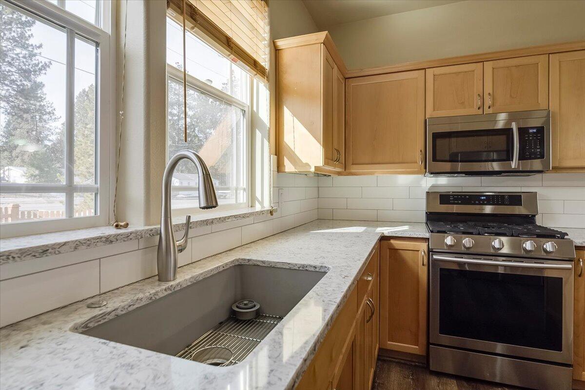 20370 Murphy Road Bend, OR 97702 - Photo 7 of 33 New countertops 2019