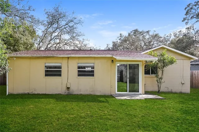a view of a house with backyard